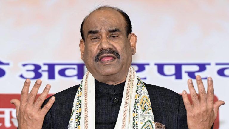 लोकसभा स्पीकर बिरला ने सेक्रेटेरिएट को अगले महीने इस पर विचार करने से पहले हटाने के नोटिस को ठीक करने का निर्देश दिया