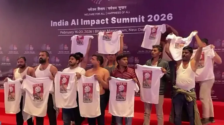 बड़ी खबर LIVE: एआई समिट के दौरान युवा कांग्रेस का उग्र प्रदर्शन, भारत-यूएस डील के खिलाफ विरोध, हिरासत में कई कार्यकर्ता