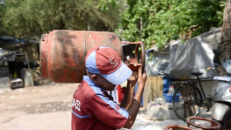 115 रुपये महंगी हुई LPG गैस, घरेलू सिलेंडर के दाम 60 रुपये बढ़े, मिडिल ईस्ट युद्ध के बीच भारतीयों को महंगाई का झटका