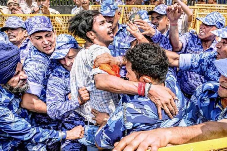 विशेषज्ञों का मानना है कि सरकारी नियंत्रण और कमजोर ढांचा ही एनटीए की बार-बार होने वाली चूकों के पीछे का कारण हैं।