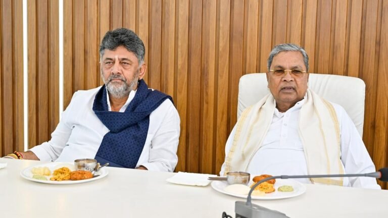 कर्नाटक में नेतृत्व परिवर्तन की अटकलों के बीच, मुख्यमंत्री सिद्धारमैया ने अपने कैबिनेट सहयोगियों को पद छोड़ने के अपने फैसले की जानकारी दी।