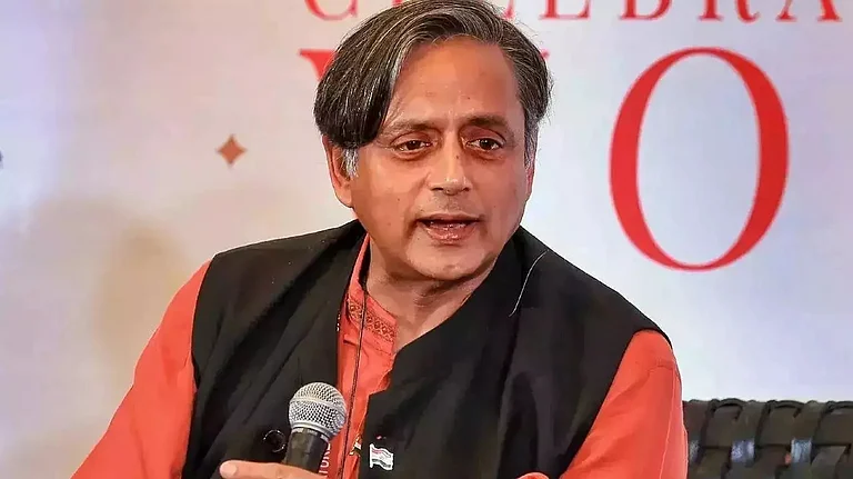 ”कॉकरोच जनता पार्टी’ पर बैन हटाओ, युवाओं की नाराजगी को समझो’, शशि थरूर की सरकार को सलाह