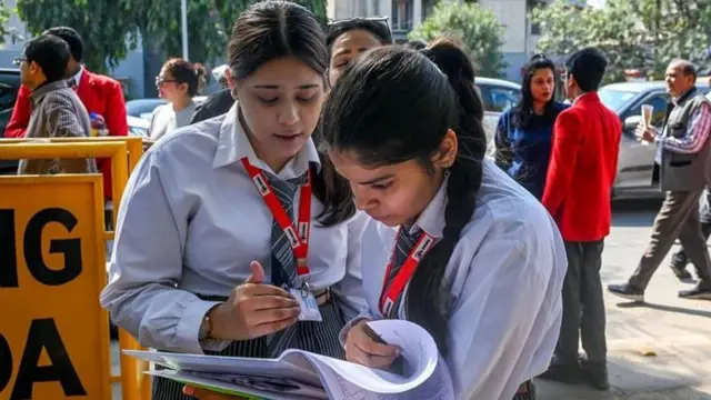 सीबीएसई : छात्रों के भविष्य को तो सियासत से ऊपर रखें !