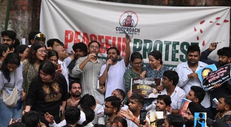 कॉकरोच जनता पार्टी’ का विरोध-प्रदर्शन- नरेंद्र मोदी शेम शेम धर्मेंद्र प्रधान शेम शेम के लगे नारे
