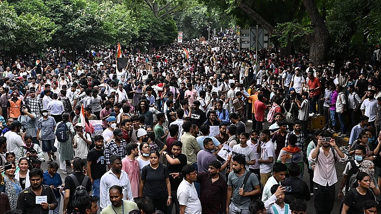 संसद जाती हर सड़क पर उतरा गुस्साए युवाओं का सैलाब, जिससे हिल गई सरकार, विपक्ष हो उठा उद्धेलित