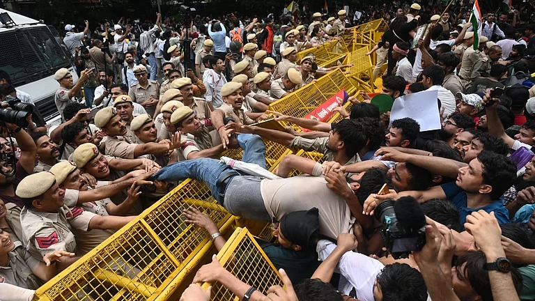 आजादी की रात के भाषण से आधी रात के रील तक, इसी बीच छिपी है हमारे गणतंत्र के पतन की कहानी