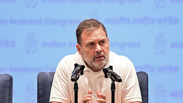 इलाहाबाद यूनिवर्सिटी विवाद पर बरसे राहुल गांधी, ‘सरकार चाहे जो कर ले, मुझे छात्रों की आवाज उठाने से रोक नहीं सकती’