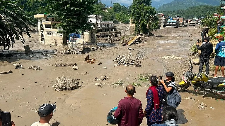 नेपाल बाढ़ में 105 भारतीय पर्यटक लापता, 31 तीर्थयात्री मानसरोवर की यात्रा पर जा रहे थे, अबतक 8 की मौत
