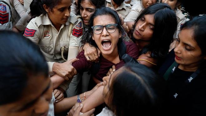 ‘लहरा दो तिरंगा’ मार्च के आह्वान के बाद सड़कों पर उतरे लोग, दीपके के बाद नेहा बोरा को पुलिस ने हिरासत में लिया