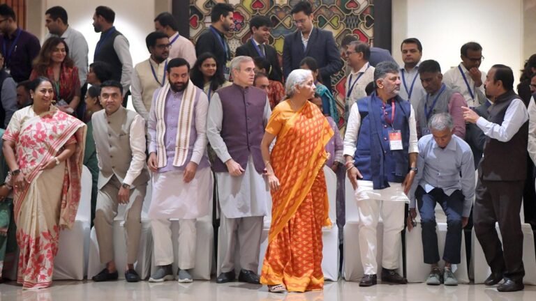 GST काउंसिल ने GST अधिकारियों की गिरफ्तारी की शक्तियां खत्म कर दी हैं और मुकदमा चलाने की सीमा बढ़ाकर ₹5 करोड़ कर दी है।
