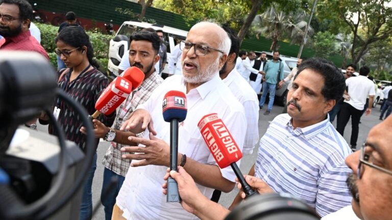 CEC के खिलाफ़ विरोध प्रदर्शन LIVE: सुप्रीम कोर्ट तक मार्च के बाद विपक्षी नेता ‘हाई-टी’ मीटिंग के लिए राहुल गांधी के आवास पर पहुँचे।