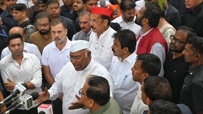 बड़ी खबर LIVE: लंच के बाद धरना देने गांधी स्मृति के लिए राहुल गांधी-खड़गे रवाना, बस में INDIA ब्लॉक के सांसद सवार